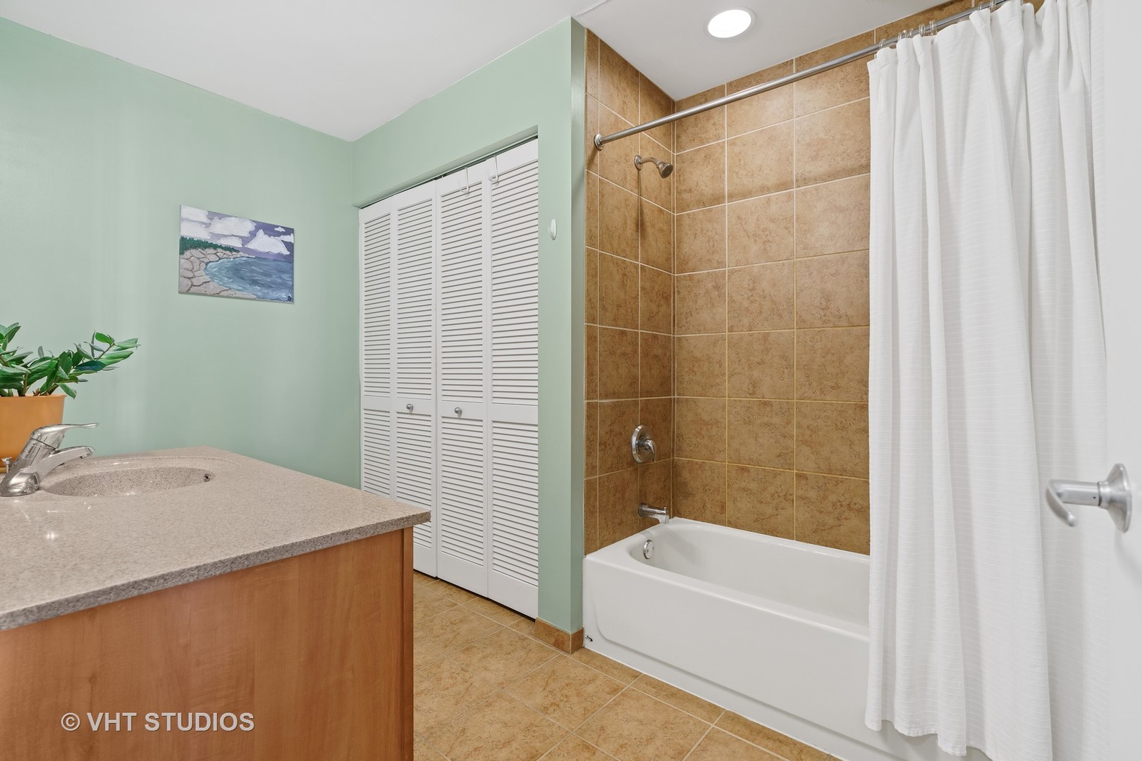 1255 South State Street, Unit 1809 Chicago, IL 60605 - Photo 8 of 11 a bathroom with a sink and a bathtub