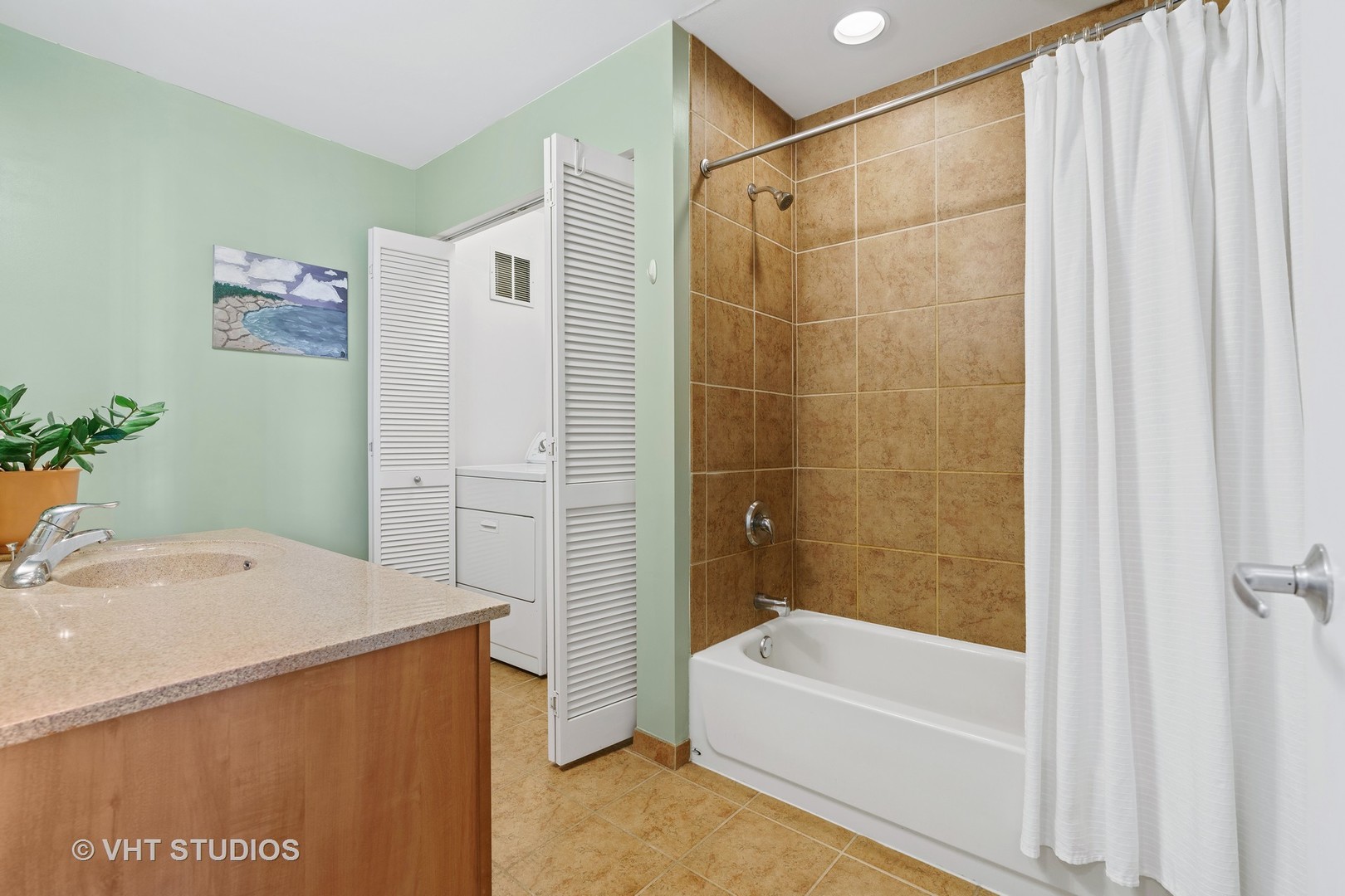 1255 South State Street, Unit 1809 Chicago, IL 60605 - Photo 9 of 11 a bathroom with a tub and shower