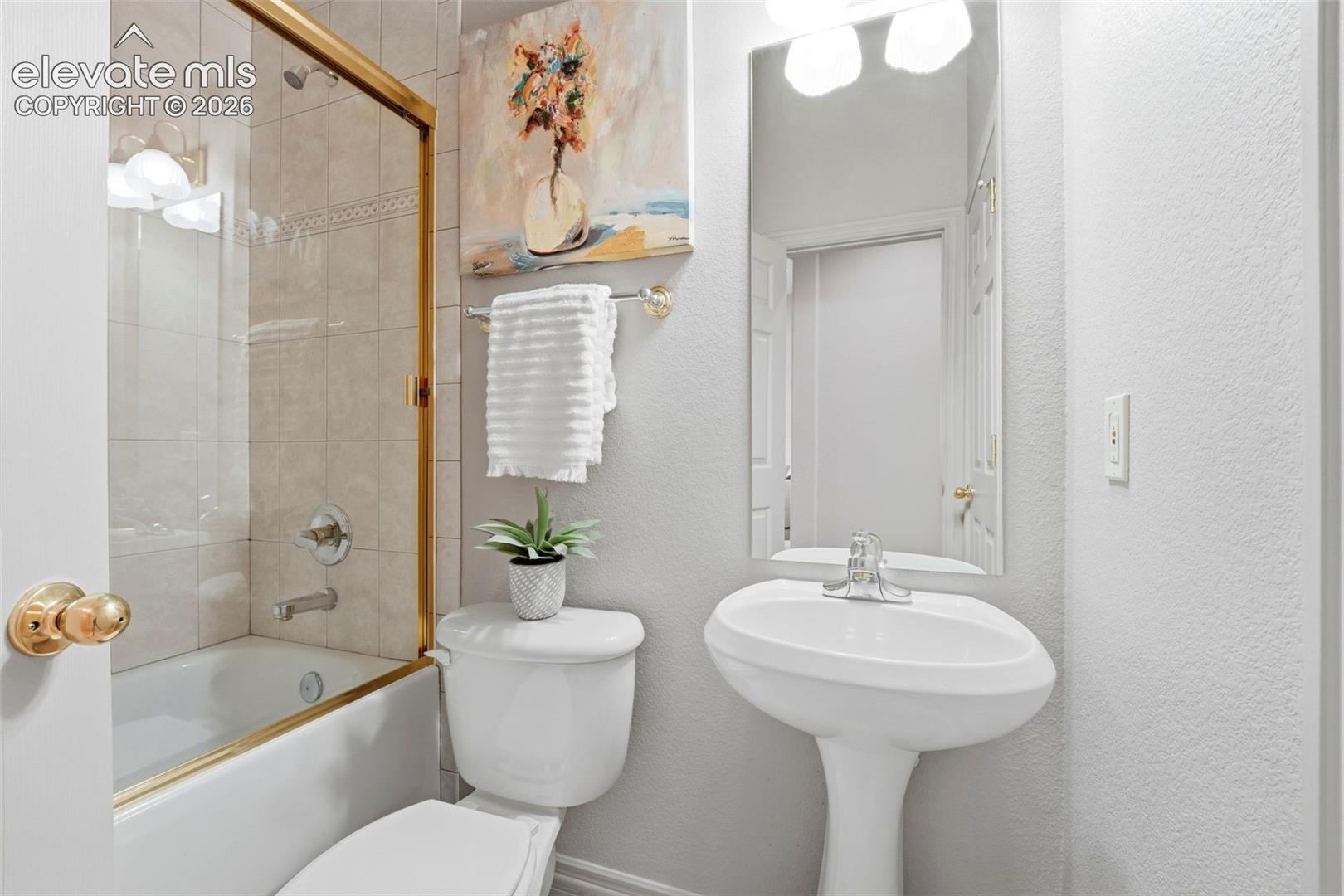 10380 Hodgen Road Colorado Springs, CO 80908 - Photo 25 of 46 Upstairs Bathroom 2
