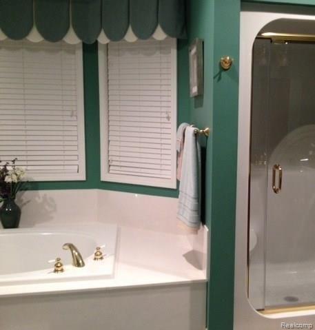 3726 West Allen Road Howell, MI 48855 - Photo 17 of 21 Master Bath Tub & Shower