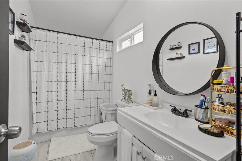 657 Lebec Road, Unit 49 Lebec, CA 93243 - Photo 10 of 13 Master Bedroom Full Bathroom