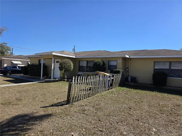 a view of a house with a yard