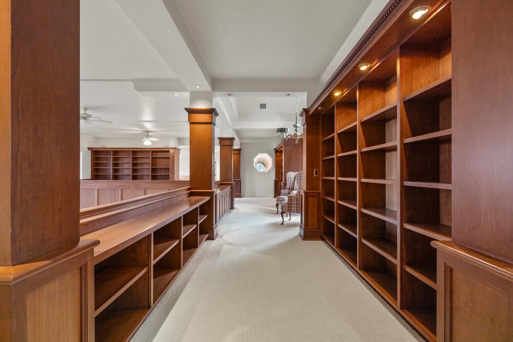 11944 Kestrel Road Klamath Falls, OR 97601 - Photo 61 of 121 Captivating Custom Bookshelves