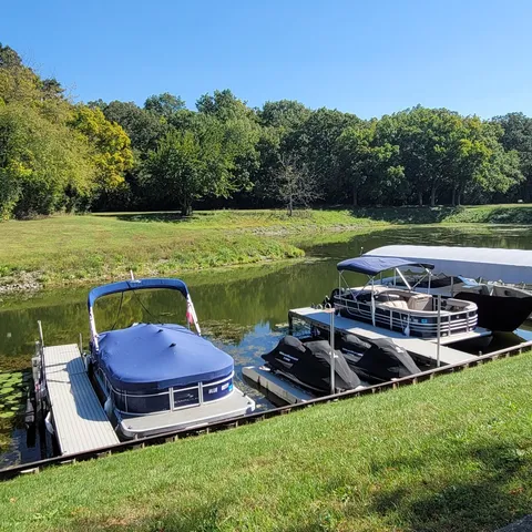 a view of a garden with lawn chairs