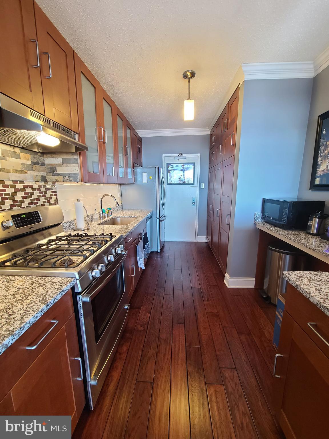 4141 North Henderson Road, Unit 801 Arlington, VA 22203 - Photo 28 of 65 Updated Kitchen