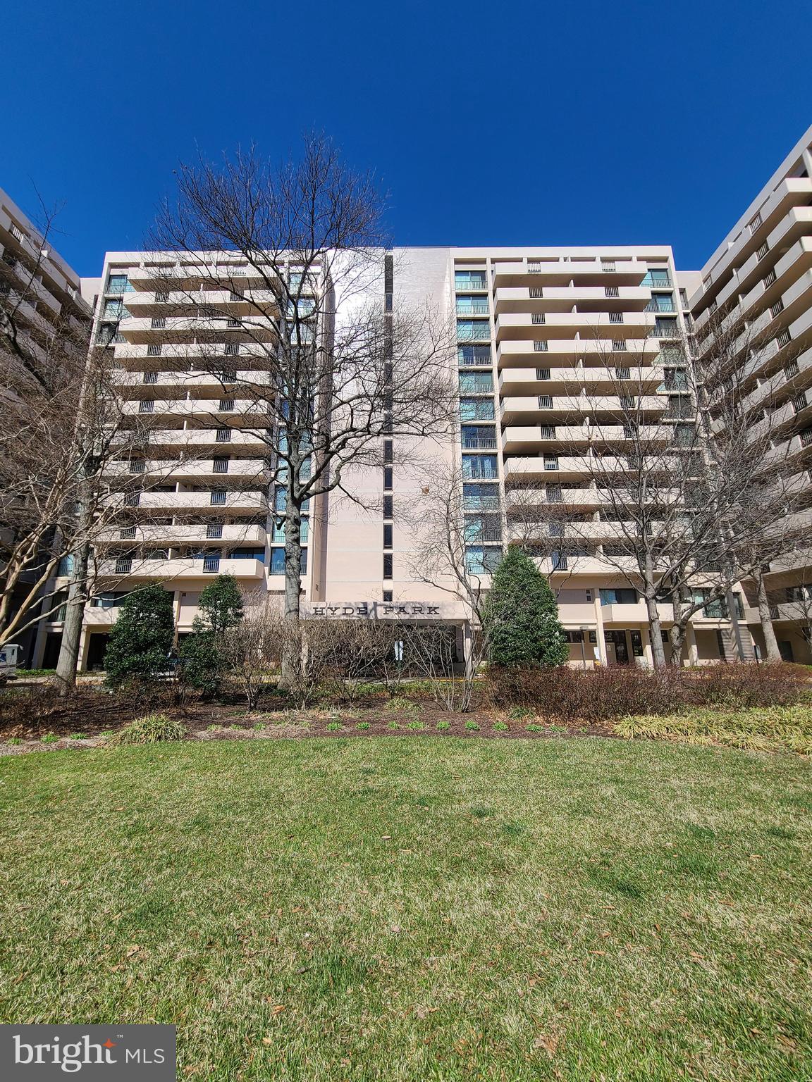 4141 North Henderson Road, Unit 801 Arlington, VA 22203 - Photo 4 of 65 Three-story parking garage