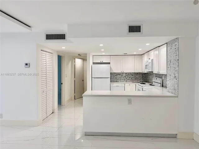 $3,000 | 5415 Collins Avenue, Unit 304, Miami Beach, FL 33140