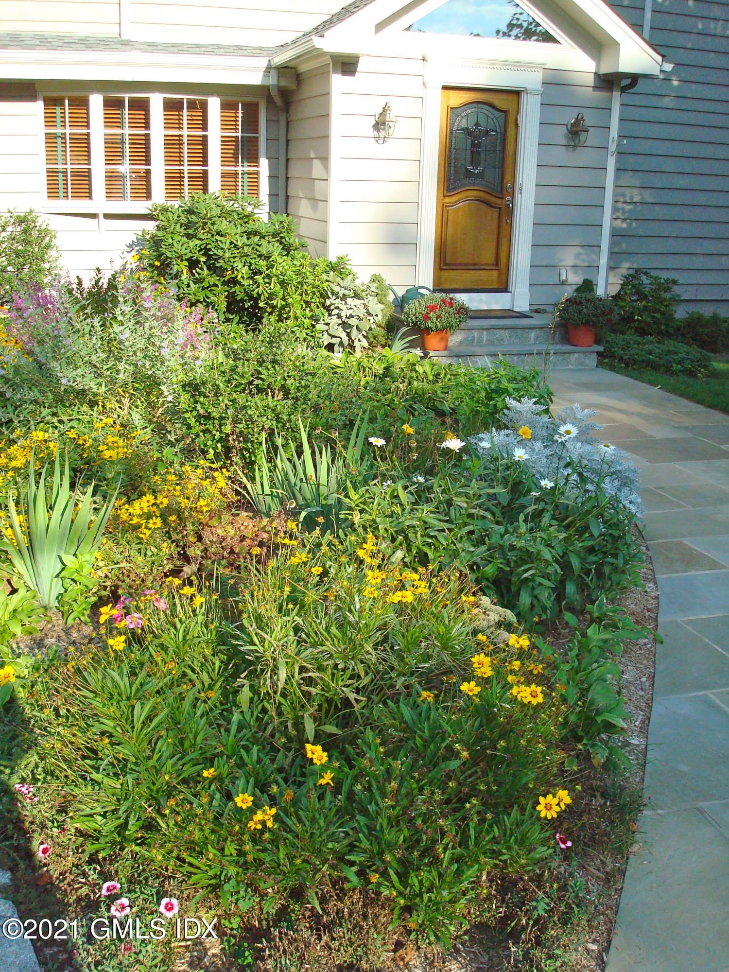 3 Old Wagon Road Old Greenwich, CT 06870 - Photo 17 of 37 a front view of a house with garden