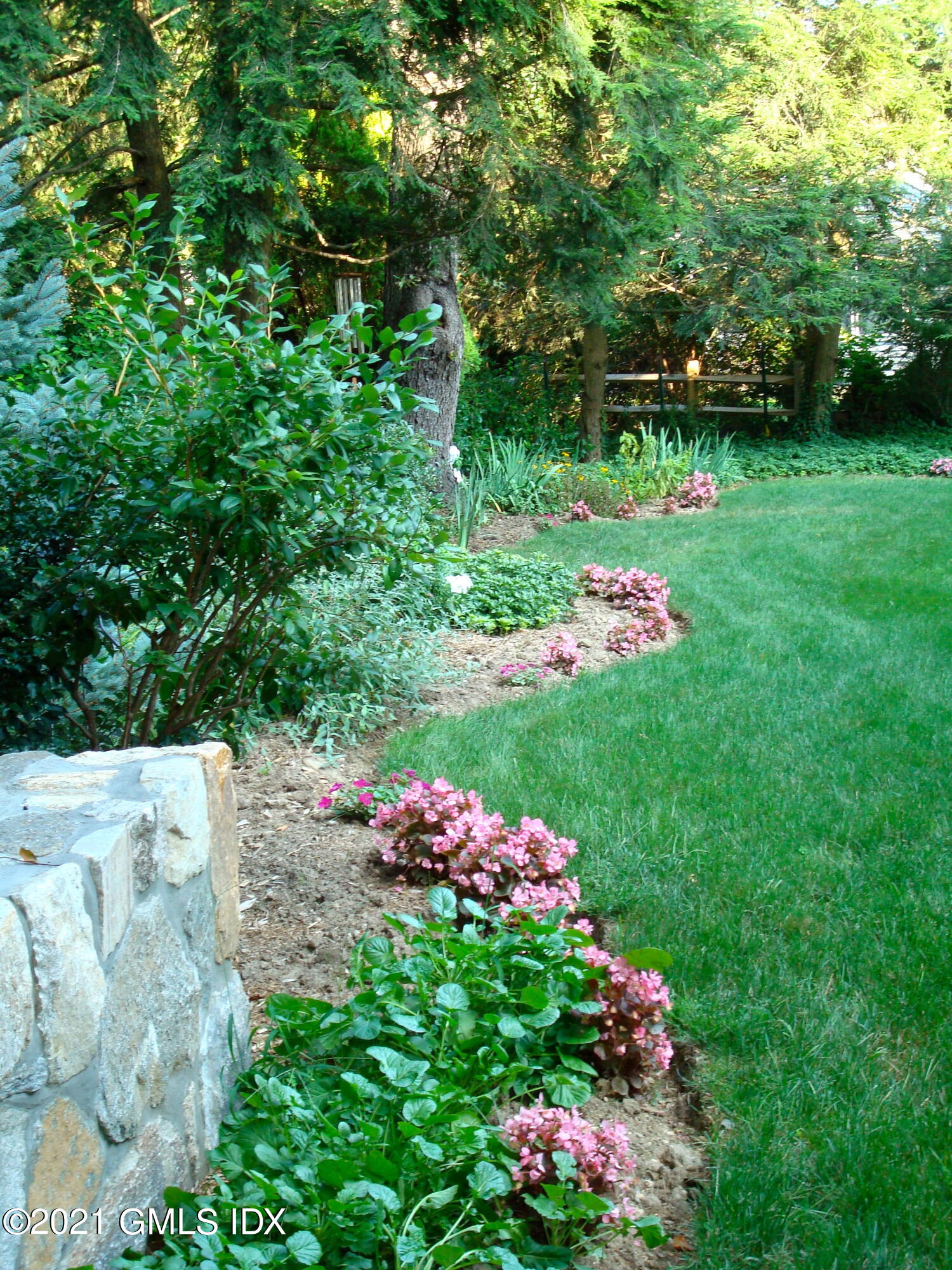 3 Old Wagon Road Old Greenwich, CT 06870 - Photo 19 of 37 a view of a flower in a garden