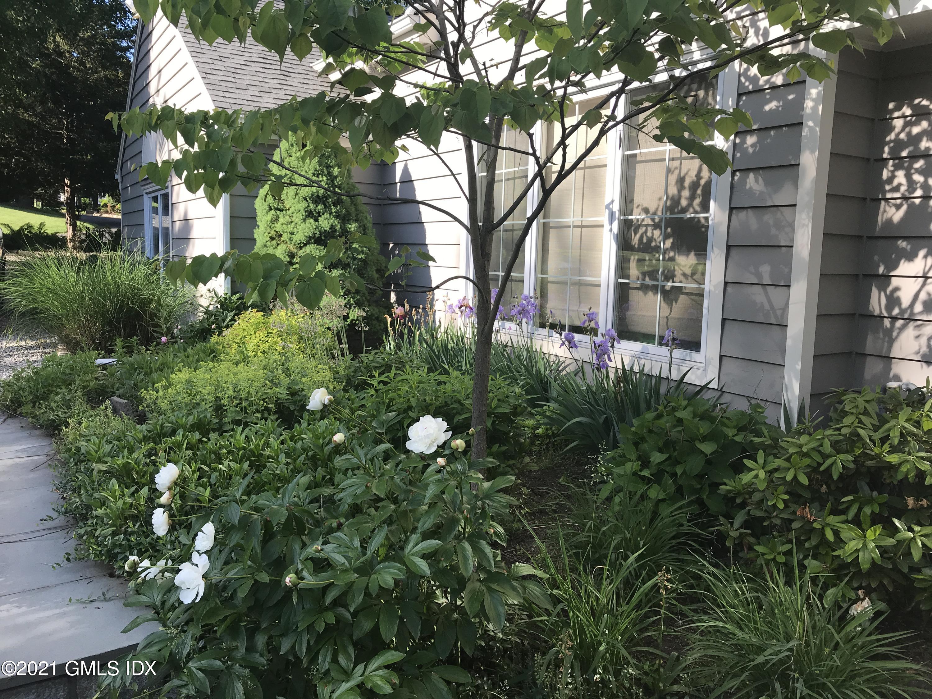 3 Old Wagon Road Old Greenwich, CT 06870 - Photo 35 of 37 a view of statue in the garden