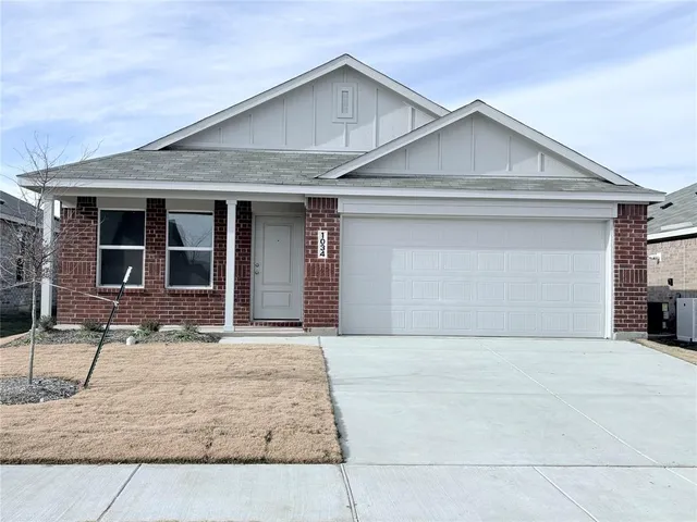 $1,800 | 1034 Neyland Drive, Ennis, TX 75119