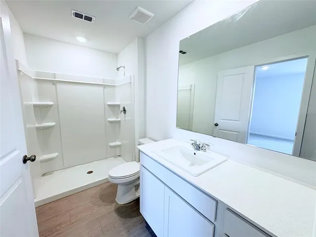 $1,800 | 1034 Neyland Drive, Ennis, TX 75119