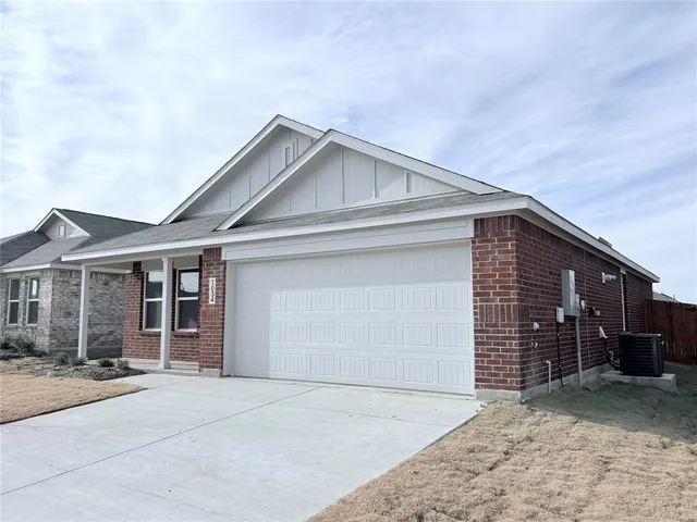 $1,800 | 1034 Neyland Drive, Ennis, TX 75119