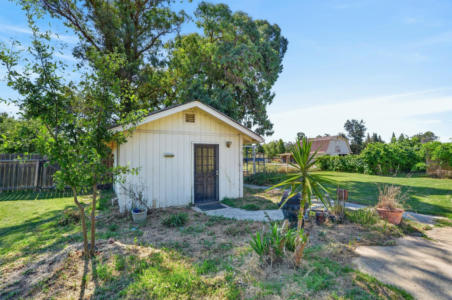 8465 Dillard Road Wilton, CA 95693 - Photo 33 of 49 ADU with kitchen and full bath.