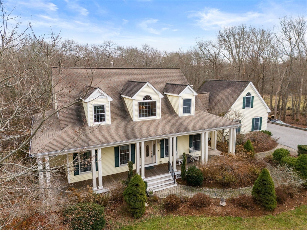 a view of residential houses with yard and trees