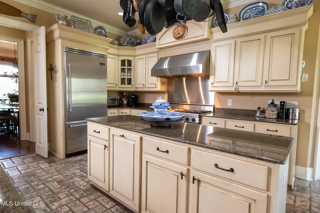 $635,000 | 308 Pinehurst Circle, Ridgeland, MS 39157