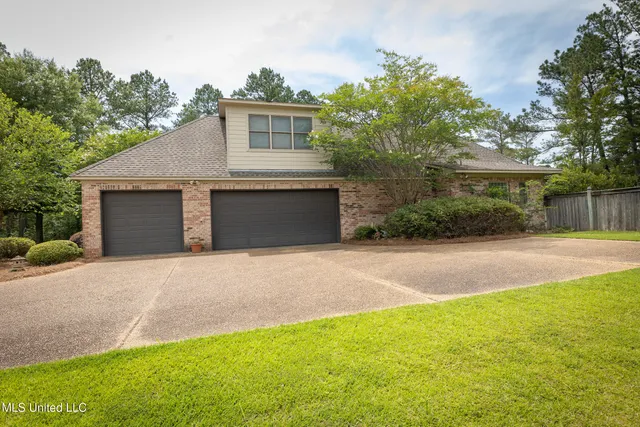 $635,000 | 308 Pinehurst Circle, Ridgeland, MS 39157