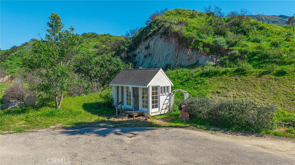 18500 South Mountain Road Santa Paula, CA 93060 - Photo 11 of 35 front view of a house with a yard
