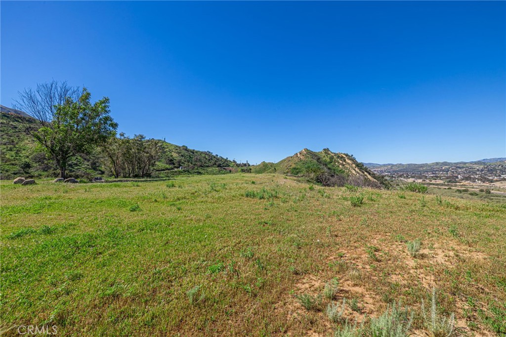 18500 South Mountain Road Santa Paula, CA 93060 - Photo 20 of 35 a view of a field with an ocean