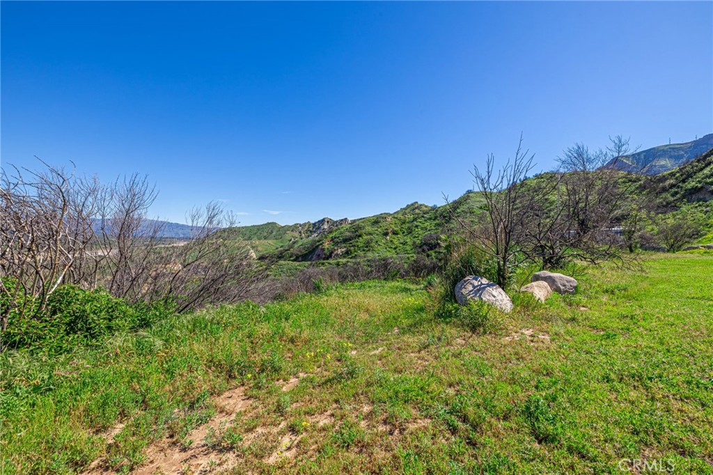 18500 South Mountain Road Santa Paula, CA 93060 - Photo 22 of 35 a view of a lake with a city