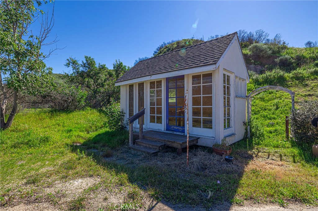18500 South Mountain Road Santa Paula, CA 93060 - Photo 24 of 35 a view of front of a house with a yard