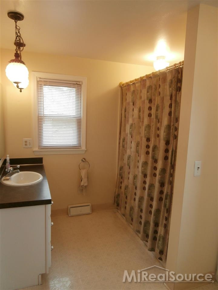 269 East Bennington Road Owosso, MI 48867 - Photo 23 of 29 31234614-22.JPG