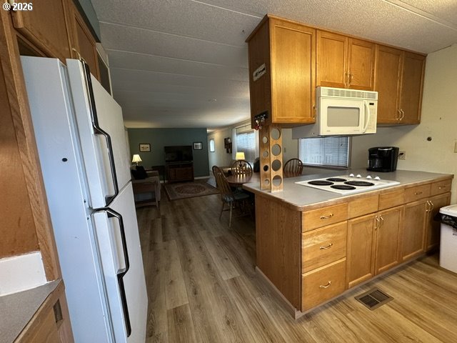 3760 Highway 101, Unit 18 Florence, OR 97439 - Photo 7 of 29 Kitchen