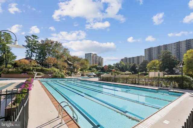 $390,000 | 205 Yoakum Parkway, Unit 823, Alexandria, VA 22304