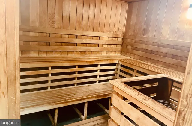 $390,000 | 205 Yoakum Parkway, Unit 823, Alexandria, VA 22304