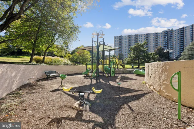 $390,000 | 205 Yoakum Parkway, Unit 823, Alexandria, VA 22304