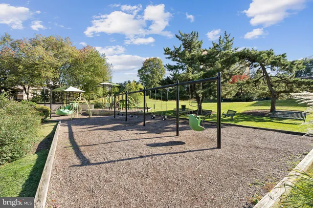 $390,000 | 205 Yoakum Parkway, Unit 823, Alexandria, VA 22304