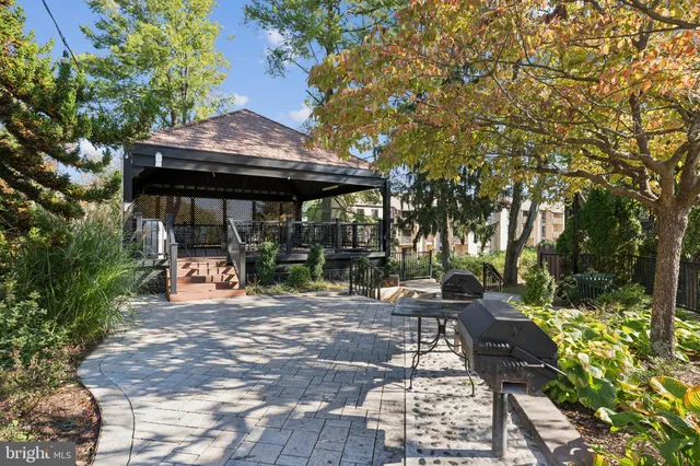 $390,000 | 205 Yoakum Parkway, Unit 823, Alexandria, VA 22304