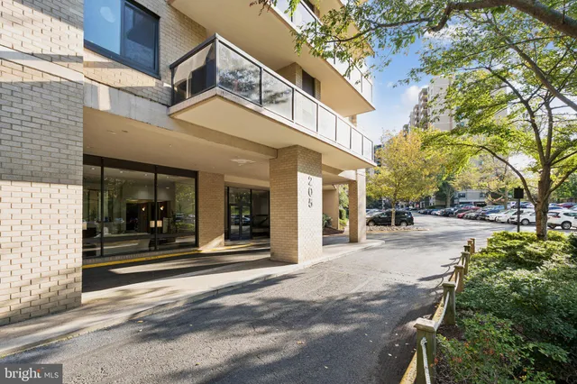 $390,000 | 205 Yoakum Parkway, Unit 823, Alexandria, VA 22304