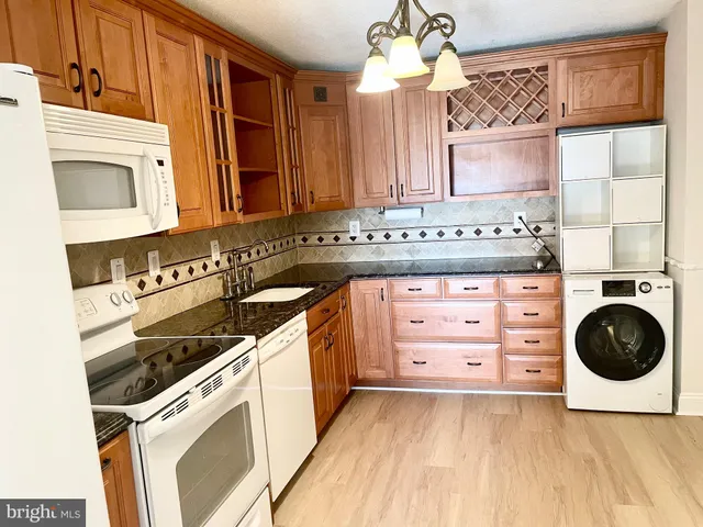 $390,000 | 205 Yoakum Parkway, Unit 823, Alexandria, VA 22304