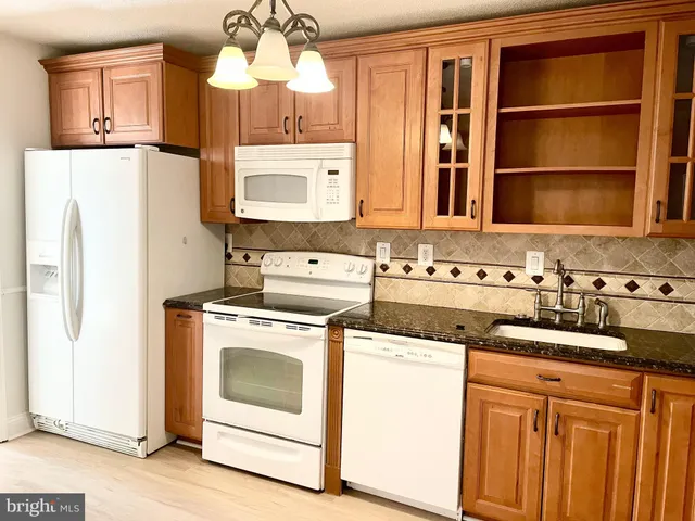 $390,000 | 205 Yoakum Parkway, Unit 823, Alexandria, VA 22304