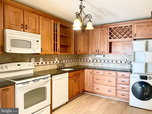 $390,000 | 205 Yoakum Parkway, Unit 823, Alexandria, VA 22304