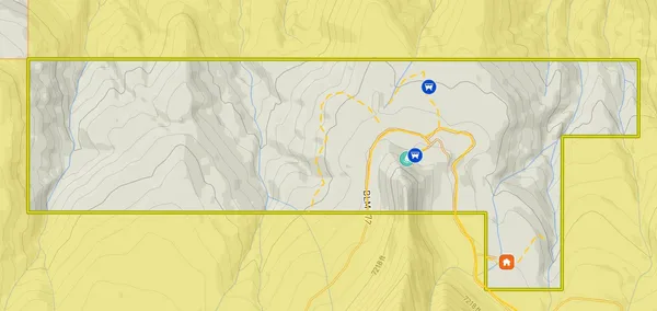 a view of an outdoor space with sitting area