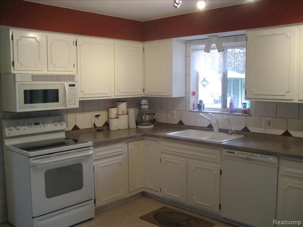 20105 Haggerty Road Belleville, MI 48111 - Photo 3 of 13 Kitchen b