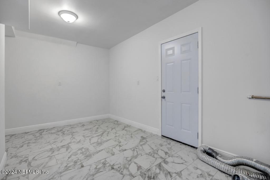 9750 Hood Road Jacksonville, FL 32257 - Photo 32 of 53 an empty room with a bench