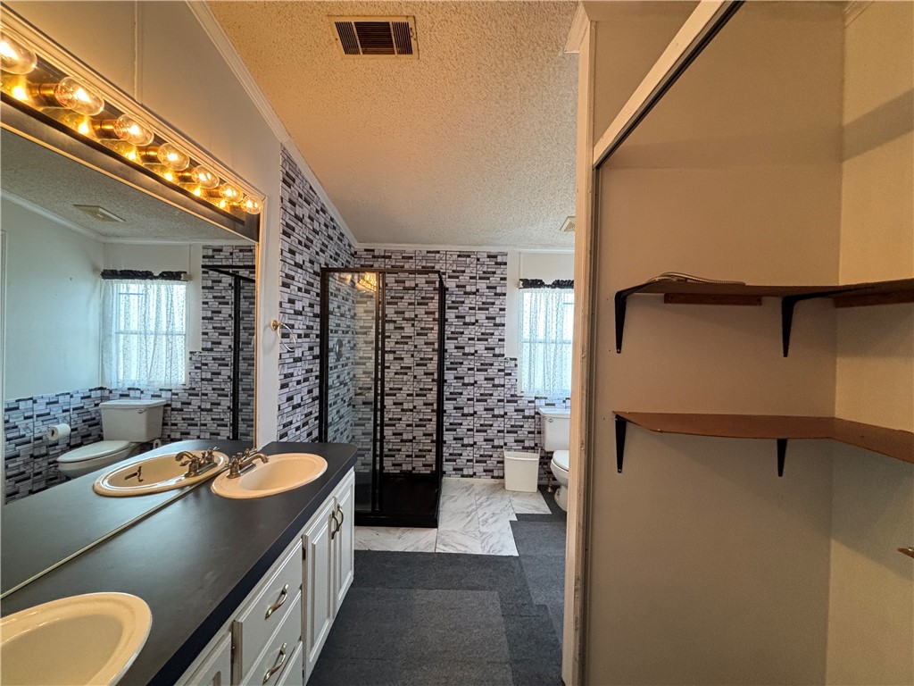 568 Jennifer Loop Orange Grove, TX 78372 - Photo 21 of 35 a bathroom with a sink a toilet and shower