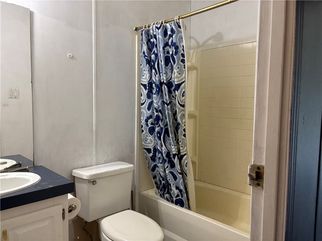 568 Jennifer Loop Orange Grove, TX 78372 - Photo 31 of 35 a bathroom with a sink toilet and shower