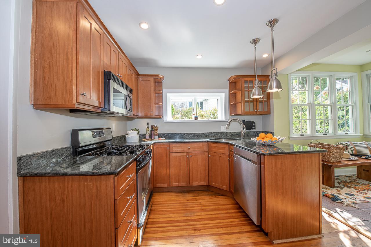 778 Upper Gulph Road Wayne, PA 19087 - Photo 15 of 36 Kitchen with gas stove