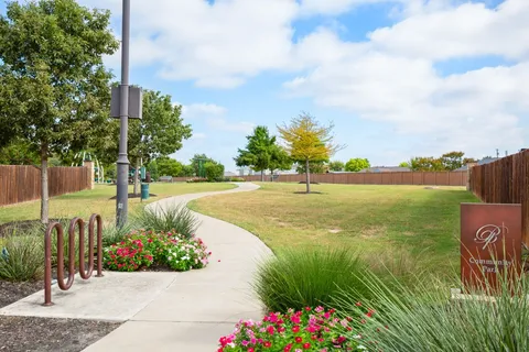 a view of a yard with basketball court