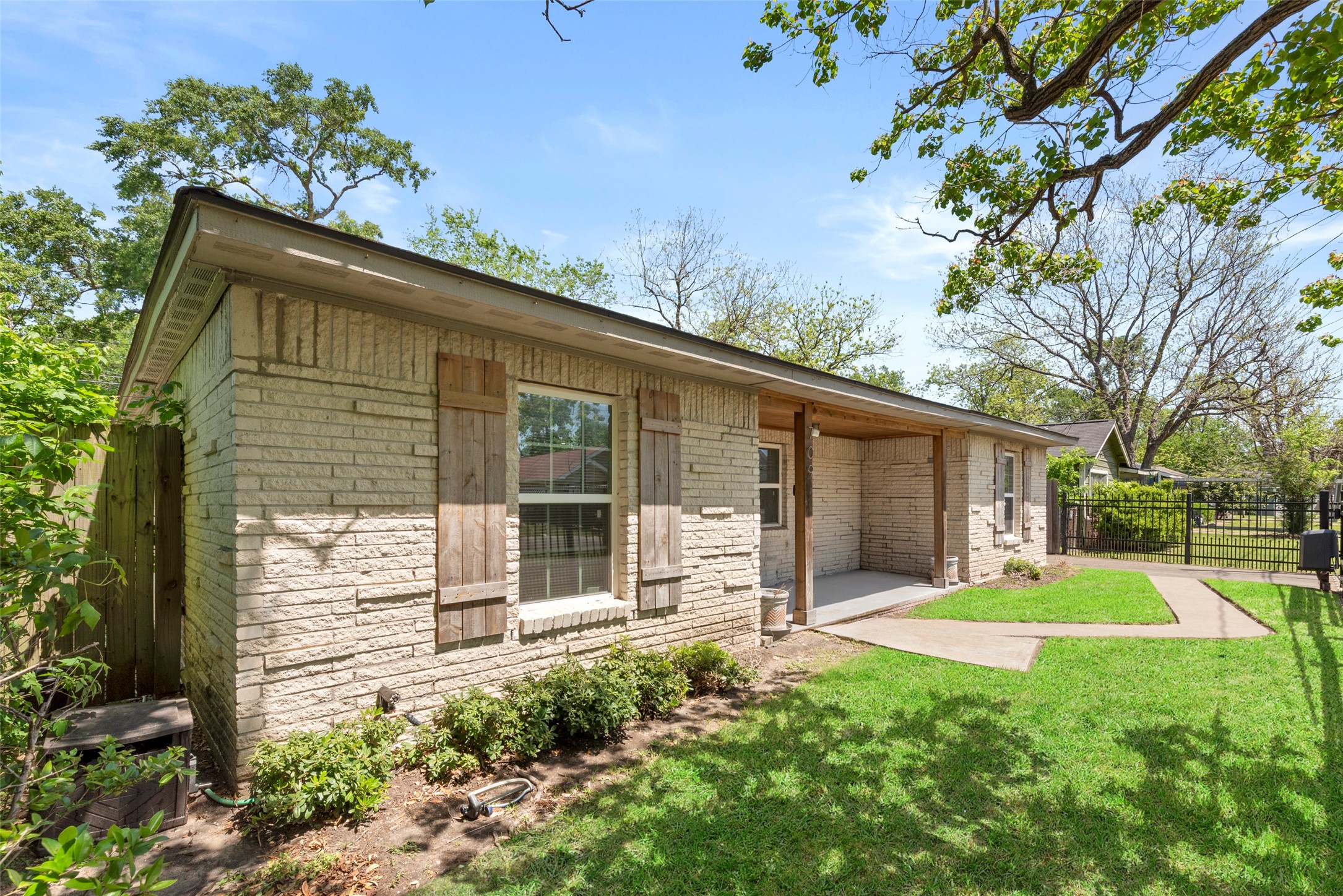 709 East 41st Street Houston, TX 77022 - Photo 2 of 25