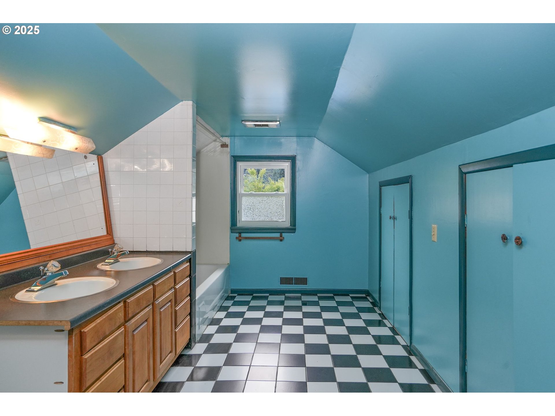 601 South Water Street Silverton, OR 97381 - Photo 37 of 44