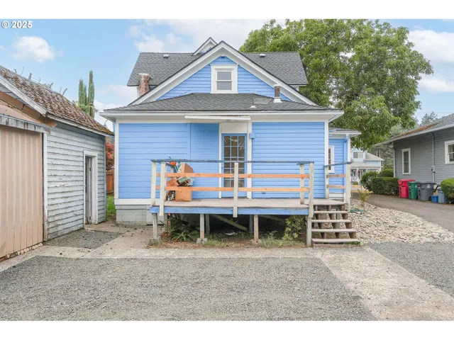 a view of an house with backyard space and balcony