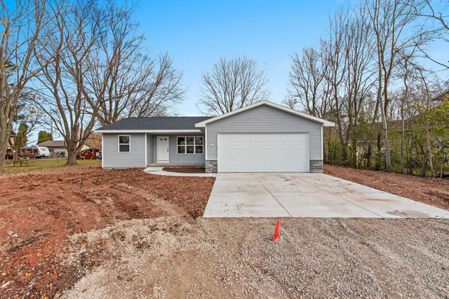 $349,900 | 1801 Southland Lane, New London, WI 54961