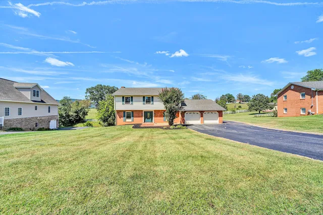$499,900 | 211 Aspen Drive, Daleville, VA 24083