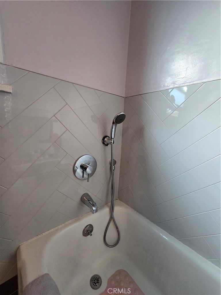 3654 Roderick Road Los Angeles, CA 90065 - Photo 17 of 22 Bathtub