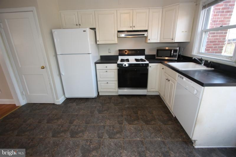 8110 Glen Gary Road Towson, MD 21286 - Photo 12 of 31 Spacious eat-in kitchen